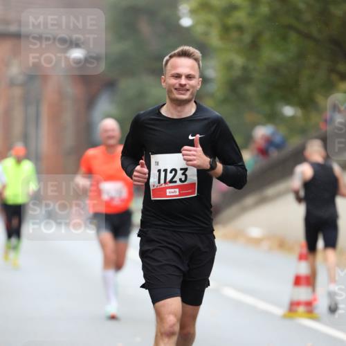 05.10.2025 - 20. swb-Marathon Bremen Michael Strokosch http://msf.ph/oto/9213653 05.10.2025 12:28:25 Laufen 7, 1123 meine-sportfotos.de