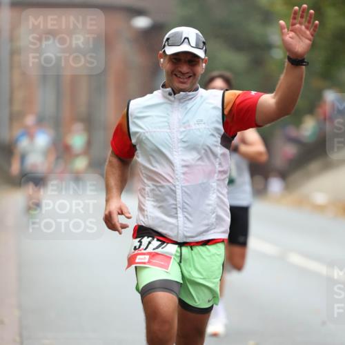 05.10.2025 - 20. swb-Marathon Bremen Michael Strokosch http://msf.ph/oto/9213688 05.10.2025 12:28:37 Laufen 377 meine-sportfotos.de