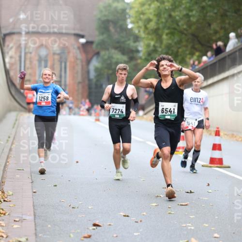 05.10.2025 - 20. swb-Marathon Bremen Michael Strokosch http://msf.ph/oto/9213761 05.10.2025 12:29:15 Laufen 1258, 7274, 6541, 1641 meine-sportfotos.de