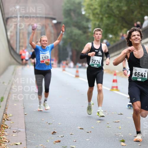 05.10.2025 - 20. swb-Marathon Bremen Michael Strokosch http://msf.ph/oto/9213763 05.10.2025 12:29:16 Laufen 1258, 7274, 6541 meine-sportfotos.de
