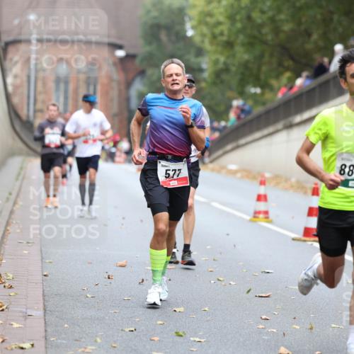 05.10.2025 - 20. swb-Marathon Bremen Michael Strokosch http://msf.ph/oto/9213786 05.10.2025 12:29:34 Laufen 5, 77, 8849 meine-sportfotos.de