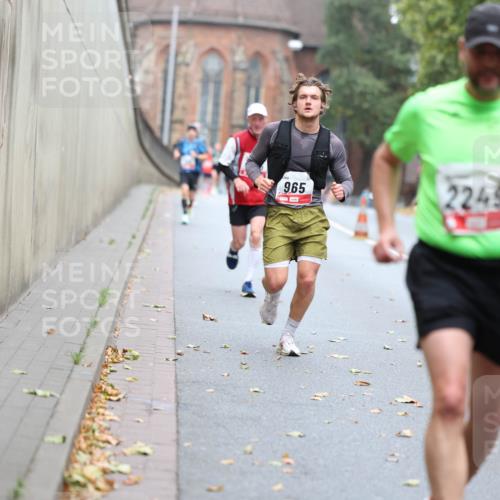 05.10.2025 - 20. swb-Marathon Bremen Michael Strokosch http://msf.ph/oto/9213856 05.10.2025 12:30:08 Laufen 965, 2249 meine-sportfotos.de