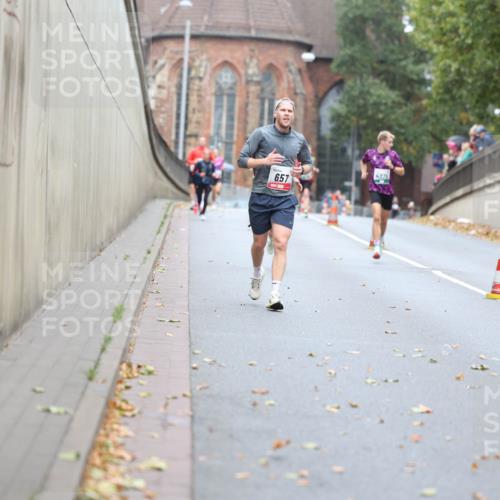 05.10.2025 - 20. swb-Marathon Bremen Michael Strokosch http://msf.ph/oto/9213874 05.10.2025 12:30:20 Laufen 657, 4375 meine-sportfotos.de