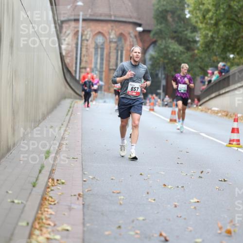 05.10.2025 - 20. swb-Marathon Bremen Michael Strokosch http://msf.ph/oto/9213877 05.10.2025 12:30:21 Laufen 657, 4375 meine-sportfotos.de