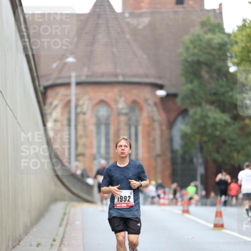 05.10.2025 - 20. swb-Marathon Bremen Michael Strokosch http://msf.ph/oto/9213945 05.10.2025 12:31:17 Laufen 1992 meine-sportfotos.de