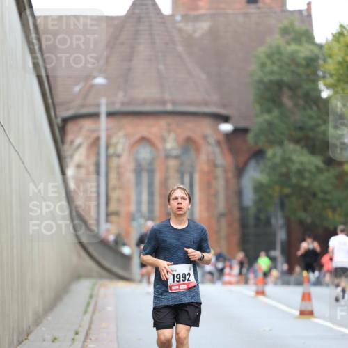 05.10.2025 - 20. swb-Marathon Bremen Michael Strokosch http://msf.ph/oto/9213946 05.10.2025 12:31:18 Laufen 1992 meine-sportfotos.de