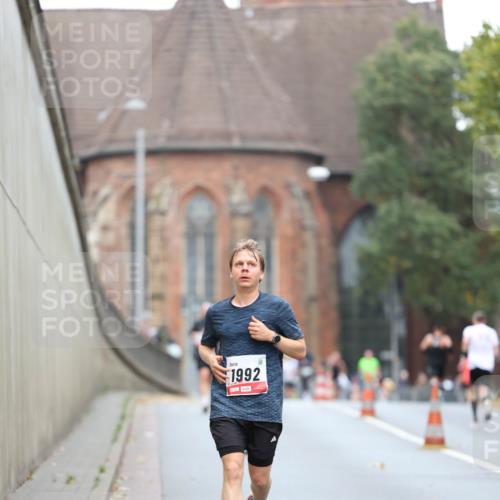 05.10.2025 - 20. swb-Marathon Bremen Michael Strokosch http://msf.ph/oto/9213947 05.10.2025 12:31:18 Laufen 1992 meine-sportfotos.de