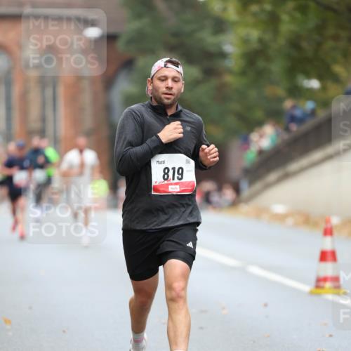 05.10.2025 - 20. swb-Marathon Bremen Michael Strokosch http://msf.ph/oto/9213968 05.10.2025 12:31:31 Laufen 8, 19, 00570 meine-sportfotos.de