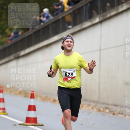 05.10.2025 - 20. swb-Marathon Bremen Michael Strokosch http://msf.ph/oto/9214050 05.10.2025 12:32:20 Laufen 628 meine-sportfotos.de