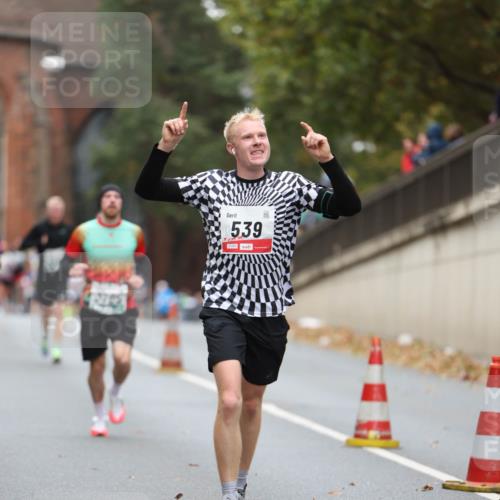 05.10.2025 - 20. swb-Marathon Bremen Michael Strokosch http://msf.ph/oto/9214060 05.10.2025 12:32:21 Laufen 3745, 539, 01269 meine-sportfotos.de