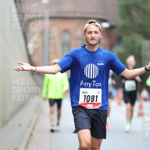 05.10.2025 - 20. swb-Marathon Bremen Michael Strokosch http://msf.ph/oto/9214077 05.10.2025 12:32:25 Laufen 1091 meine-sportfotos.de