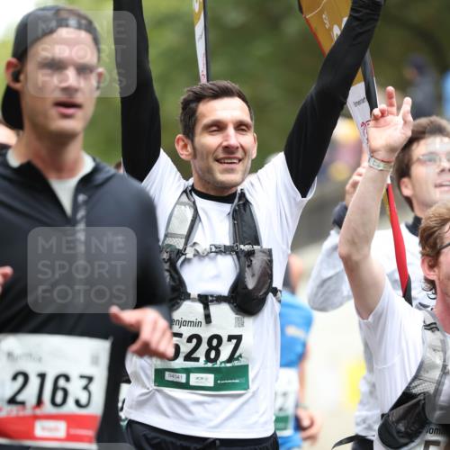 05.10.2025 - 20. swb-Marathon Bremen Michael Strokosch http://msf.ph/oto/9214135 05.10.2025 12:32:48 Laufen 5287, 2163, 04041, 5 meine-sportfotos.de