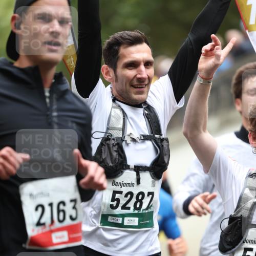 05.10.2025 - 20. swb-Marathon Bremen Michael Strokosch http://msf.ph/oto/9214137 05.10.2025 12:32:48 Laufen 2163, 5287, 04041, 5, 04042 meine-sportfotos.de