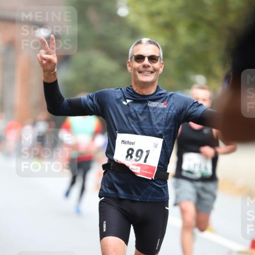 05.10.2025 - 20. swb-Marathon Bremen Michael Strokosch http://msf.ph/oto/9214149 05.10.2025 12:32:55 Laufen 891 meine-sportfotos.de