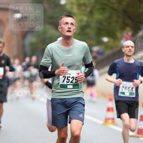 05.10.2025 - 20. swb-Marathon Bremen Michael Strokosch http://msf.ph/oto/9214213 05.10.2025 12:33:15 Laufen 7525, 7668 meine-sportfotos.de