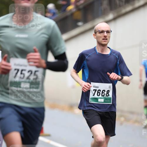 05.10.2025 - 20. swb-Marathon Bremen Michael Strokosch http://msf.ph/oto/9214218 05.10.2025 12:33:16 Laufen 7525, 7668 meine-sportfotos.de