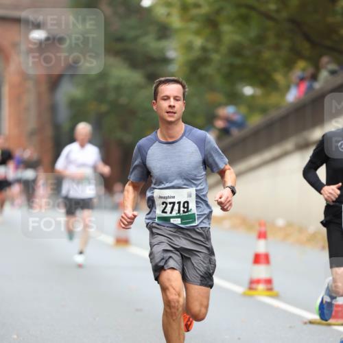 05.10.2025 - 20. swb-Marathon Bremen Michael Strokosch http://msf.ph/oto/9214268 05.10.2025 12:33:52 Laufen 2719 meine-sportfotos.de