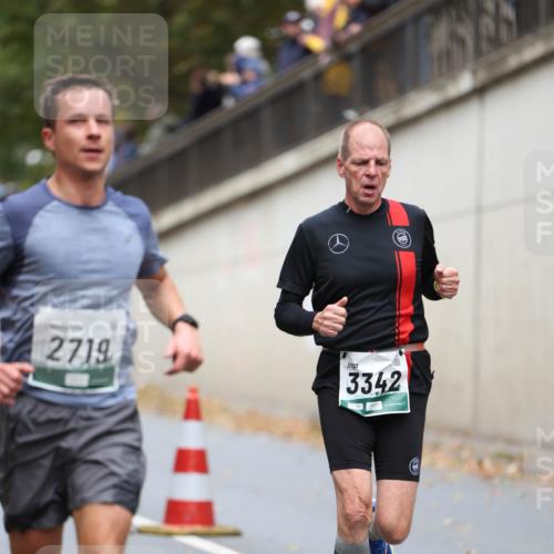 05.10.2025 - 20. swb-Marathon Bremen Michael Strokosch http://msf.ph/oto/9214270 05.10.2025 12:33:53 Laufen 2719, 3342 meine-sportfotos.de