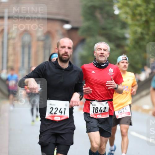 05.10.2025 - 20. swb-Marathon Bremen Michael Strokosch http://msf.ph/oto/9214313 05.10.2025 12:34:20 Laufen 2241, 1642, 1625 meine-sportfotos.de