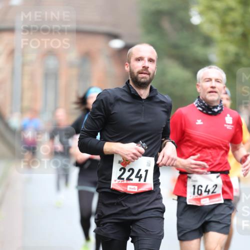 05.10.2025 - 20. swb-Marathon Bremen Michael Strokosch http://msf.ph/oto/9214314 05.10.2025 12:34:20 Laufen 2241, 1642 meine-sportfotos.de