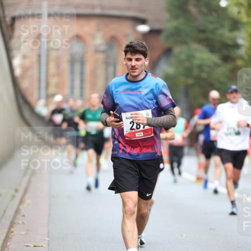 05.10.2025 - 20. swb-Marathon Bremen Michael Strokosch http://msf.ph/oto/9214333 05.10.2025 12:34:33 Laufen 13, 024, 287 meine-sportfotos.de