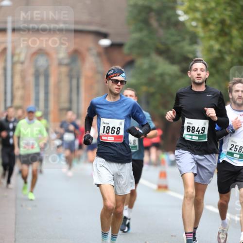 05.10.2025 - 20. swb-Marathon Bremen Michael Strokosch http://msf.ph/oto/9214383 05.10.2025 12:35:15 Laufen 1868, 01164, 6849, 2585 meine-sportfotos.de