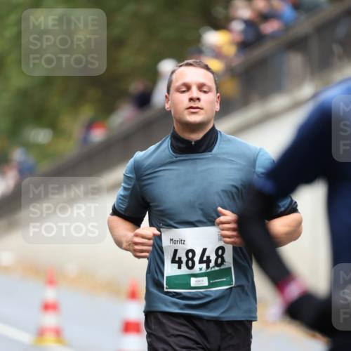 05.10.2025 - 20. swb-Marathon Bremen Michael Strokosch http://msf.ph/oto/9214389 05.10.2025 12:35:18 Laufen 4848 meine-sportfotos.de