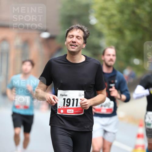 05.10.2025 - 20. swb-Marathon Bremen Michael Strokosch http://msf.ph/oto/9214413 05.10.2025 12:35:32 Laufen 1911 meine-sportfotos.de