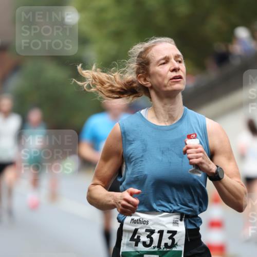 05.10.2025 - 20. swb-Marathon Bremen Michael Strokosch http://msf.ph/oto/9214446 05.10.2025 12:35:57 Laufen 4313, 5 meine-sportfotos.de