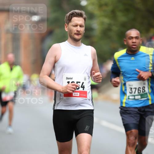 05.10.2025 - 20. swb-Marathon Bremen Michael Strokosch http://msf.ph/oto/9214492 05.10.2025 12:36:20 Laufen 354, 3768 meine-sportfotos.de