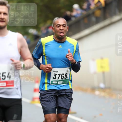 05.10.2025 - 20. swb-Marathon Bremen Michael Strokosch http://msf.ph/oto/9214493 05.10.2025 12:36:21 Laufen 54, 3768 meine-sportfotos.de