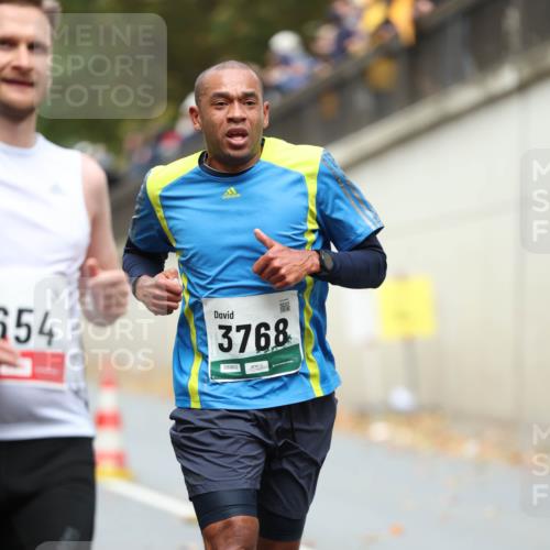 05.10.2025 - 20. swb-Marathon Bremen Michael Strokosch http://msf.ph/oto/9214494 05.10.2025 12:36:21 Laufen 654, 3768, 08963 meine-sportfotos.de
