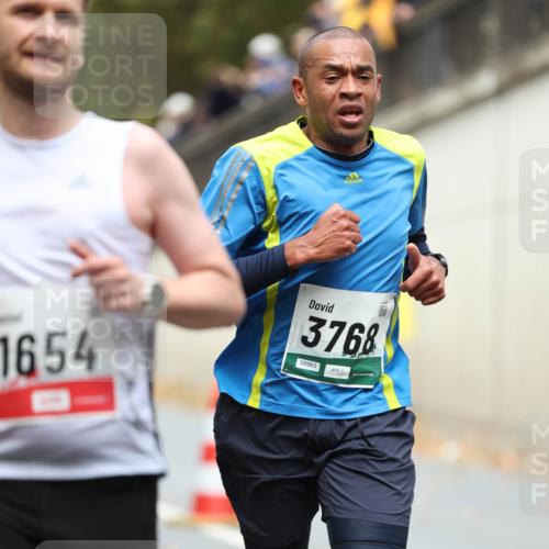 05.10.2025 - 20. swb-Marathon Bremen Michael Strokosch http://msf.ph/oto/9214495 05.10.2025 12:36:21 Laufen 1654, 3768, 08963 meine-sportfotos.de