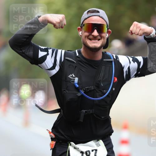 05.10.2025 - 20. swb-Marathon Bremen Michael Strokosch http://msf.ph/oto/9214503 05.10.2025 12:36:27 Laufen 187 meine-sportfotos.de