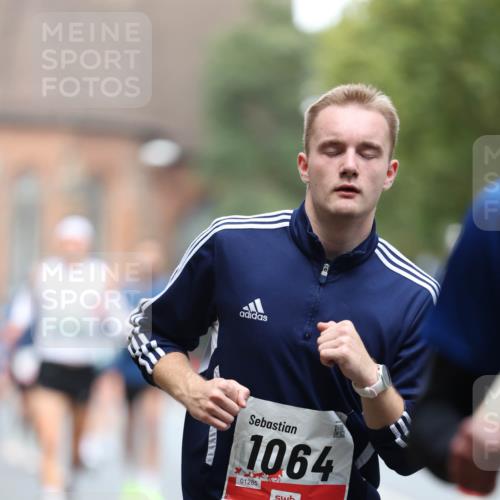 05.10.2025 - 20. swb-Marathon Bremen Michael Strokosch http://msf.ph/oto/9214591 05.10.2025 12:37:18 Laufen 1064, 01285, 21 meine-sportfotos.de