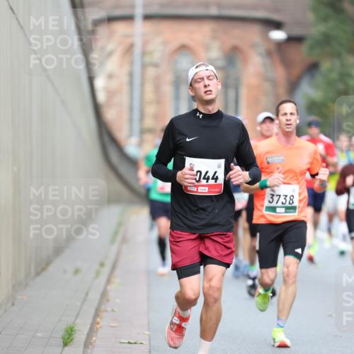 05.10.2025 - 20. swb-Marathon Bremen Michael Strokosch http://msf.ph/oto/9214618 05.10.2025 12:37:36 Laufen 044, 00919, 3738 meine-sportfotos.de