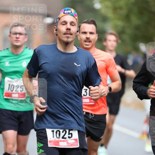 05.10.2025 - 20. swb-Marathon Bremen Michael Strokosch http://msf.ph/oto/9214631 05.10.2025 12:37:43 Laufen 1029, 1025, 3 meine-sportfotos.de