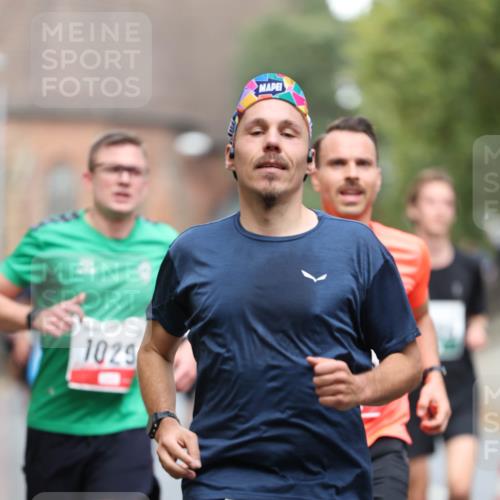 05.10.2025 - 20. swb-Marathon Bremen Michael Strokosch http://msf.ph/oto/9214632 05.10.2025 12:37:43 Laufen 1029, 1025, 00070 meine-sportfotos.de