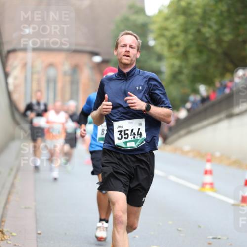 05.10.2025 - 20. swb-Marathon Bremen Michael Strokosch http://msf.ph/oto/9214642 05.10.2025 12:37:50 Laufen 8, 26990, 3544 meine-sportfotos.de