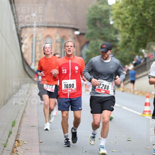05.10.2025 - 20. swb-Marathon Bremen Michael Strokosch http://msf.ph/oto/9214661 05.10.2025 12:38:01 Laufen 23, 1689, 1690, 2288 meine-sportfotos.de