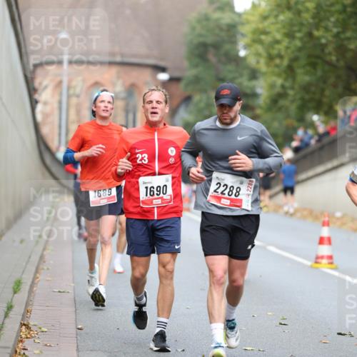 05.10.2025 - 20. swb-Marathon Bremen Michael Strokosch http://msf.ph/oto/9214662 05.10.2025 12:38:01 Laufen 1689, 23, 1690, 2288 meine-sportfotos.de
