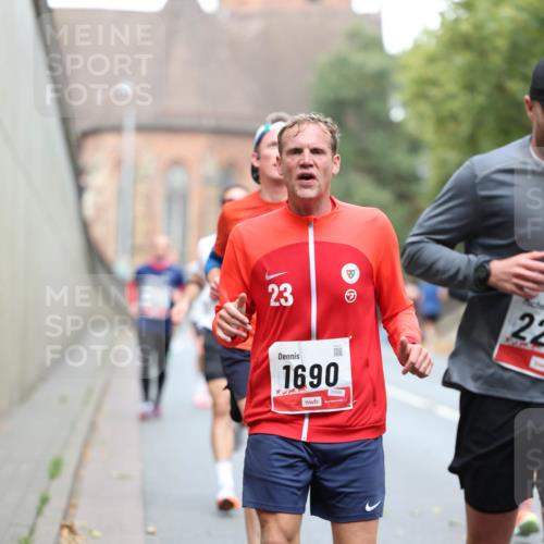 05.10.2025 - 20. swb-Marathon Bremen Michael Strokosch http://msf.ph/oto/9214666 05.10.2025 12:38:03 Laufen 23, 1690, 00956, 22 meine-sportfotos.de