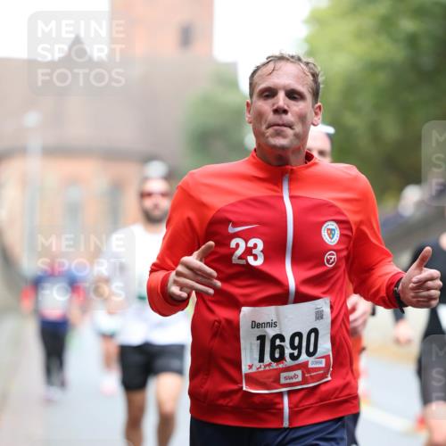 05.10.2025 - 20. swb-Marathon Bremen Michael Strokosch http://msf.ph/oto/9214669 05.10.2025 12:38:03 Laufen 0691, 23, 1690, 00956 meine-sportfotos.de
