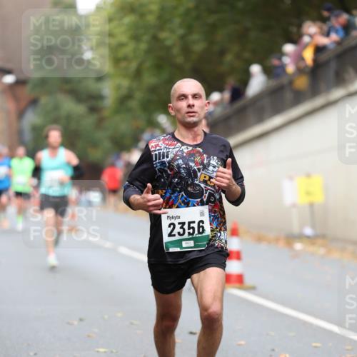 05.10.2025 - 20. swb-Marathon Bremen Michael Strokosch http://msf.ph/oto/9214695 05.10.2025 12:38:19 Laufen 2356 meine-sportfotos.de