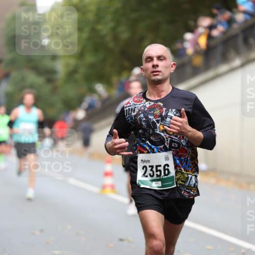 05.10.2025 - 20. swb-Marathon Bremen Michael Strokosch http://msf.ph/oto/9214697 05.10.2025 12:38:19 Laufen 2356 meine-sportfotos.de
