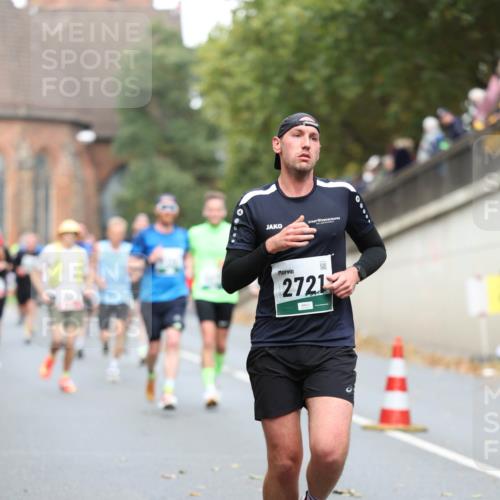 05.10.2025 - 20. swb-Marathon Bremen Michael Strokosch http://msf.ph/oto/9214705 05.10.2025 12:38:24 Laufen 2721 meine-sportfotos.de