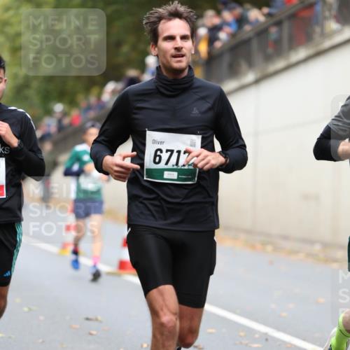 05.10.2025 - 20. swb-Marathon Bremen Michael Strokosch http://msf.ph/oto/9214735 05.10.2025 12:38:41 Laufen 6717 meine-sportfotos.de