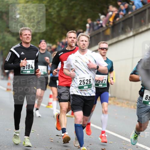 05.10.2025 - 20. swb-Marathon Bremen Michael Strokosch http://msf.ph/oto/9214766 05.10.2025 12:39:00 Laufen 5184, 09830, 2526, 7987, 89 meine-sportfotos.de