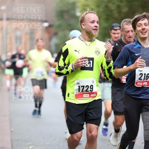 05.10.2025 - 20. swb-Marathon Bremen Michael Strokosch http://msf.ph/oto/9214789 05.10.2025 12:39:13 Laufen 31, 1729, 00294, 216, 00286 meine-sportfotos.de