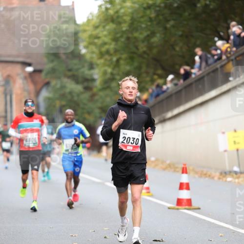 05.10.2025 - 20. swb-Marathon Bremen Michael Strokosch http://msf.ph/oto/9214835 05.10.2025 12:39:40 Laufen 8806, 2030 meine-sportfotos.de
